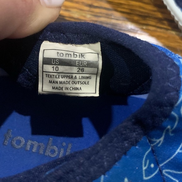 toddler boys size 10 Tombik blue w/ design water shoes - Picture 7 of 7